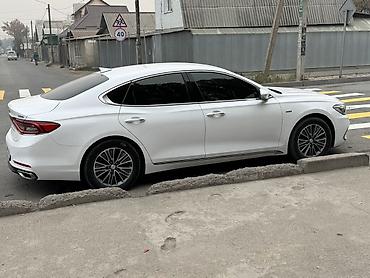 toyota aventis: Белый седан бизнес-класса с динамичным дизайном и просторным салоном — 6