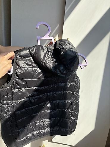 xez jiletler: Qara kapüşonlu yüngül jilet - Model: quilted/puf jilet, kapüşonlu - — 2