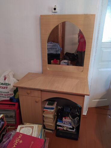 полка с зеркалом: Туалетный столик с зеркалом с выдвижной полкой и шкафчиком