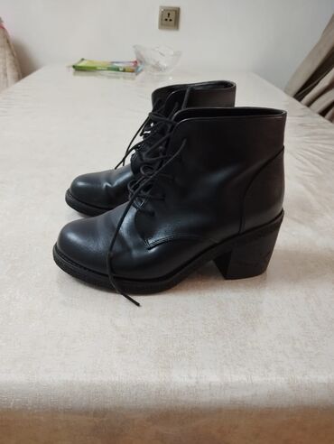 Women's Sneakers and athletic shoes: Размер: 37, цвет - Черный, Новый