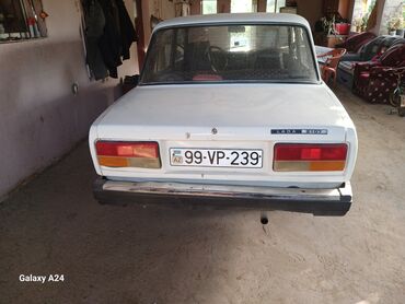 VAZ (LADA): Ağ rəngdə olan Lada 2107 markalı avtomobil. Avtomobilin arxa