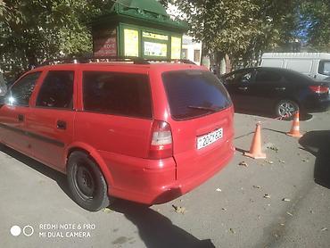 opel 1 3: Opel Astra Vectra (ünvan nömrəsi görünür), qırmızı rəngli universal — 3