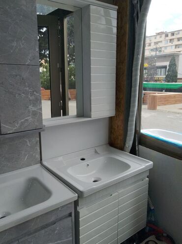 Moydadırlar: Ağ rəngli, keramik lavabo və alt hissəsində şkafı olan hamam dəsti. Bu