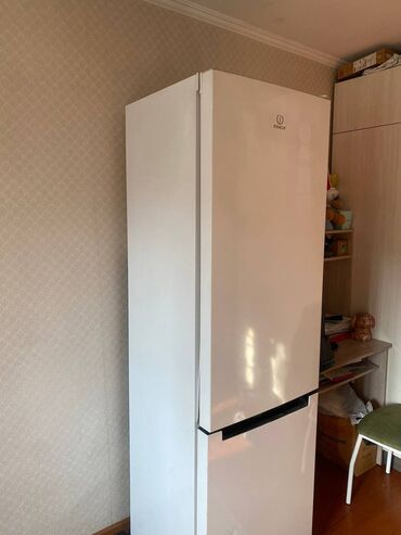 Холодильники: Холодильник Indesit, Б/у, Двухкамерный, No frost