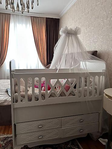 beshik: Oğlan və qız üçün, İşlənmiş, Dördbucaq, Beşik, Dəstsiz, Matras ilə, Yellənmə mexanizmi ilə — 1