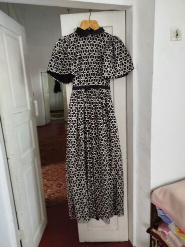 концертное платье в пол: Черно-белое длинное платье с цветочным кружевным рисунком. - Длина