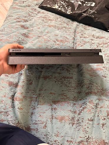 plastation 4 slim: Sony PlayStation 4 Slim konsolu - Rəng: qara, kompakt “Slim” korpus - — 10