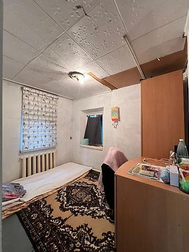 Продажа коттеджей и домов: 🏡 Продаётся небольшой дом в Бишкеке 📍 Район: Аламединский рынок 🛏 3 — 4