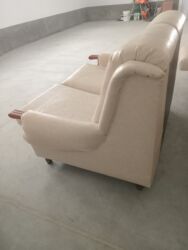 Ugaone garniture: Garnitura od eko koze u krem boji,u super stanju,jedina mana su na lalafo.rs — 6 Ugaone garniture: Garnitura od eko koze u krem boji,u super stanju,jedina mana su — 6