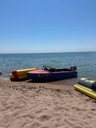 аренда надувной лодки: Моторная лодка с контрастным сине-красным корпусом и черным