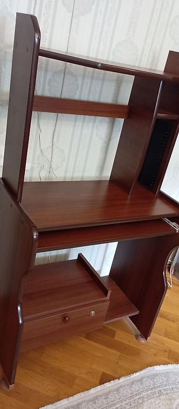 perla stol: Düz masa, Polkalı, Siyirməli, Teksturalı laminat — 1