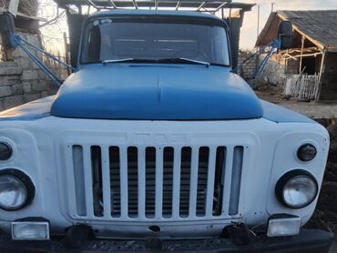 yuk qaldıran: GAZ-52 model yük maşını, göy və ağ rənglərdə olan kabinəsi və taxta
