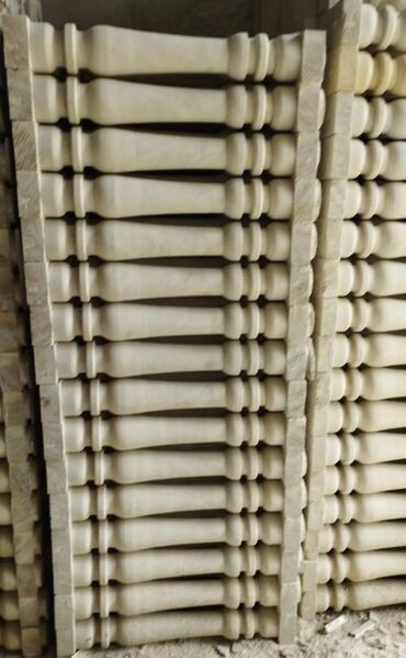 Pilləkən məhəccərləri: Ağ rəngli, müxtəlif formalı və ölçülü dəmir-beton sütunlar. Bu — 45