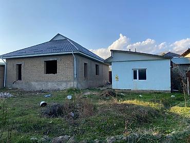 Продажа коттеджей и домов: Продаётся участок с двумя строениями. - Участок: ровный — 4