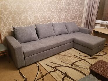 Диваны: Очень срочно продаю угловой раскладной диван с большим отсеком для