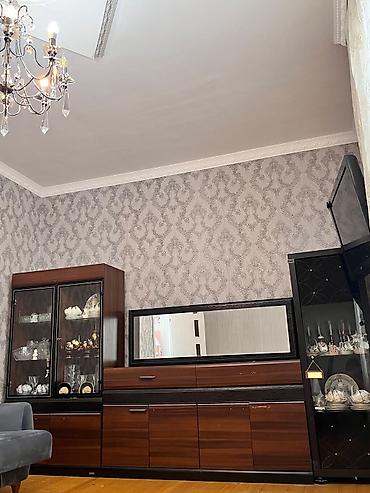 Гостиные гарнитуры: Qonaq otağı üçün vitrinli mebel dəsti Tərkibi: - 1 ədəd ikili şüşə — 2