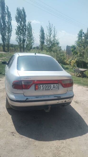 полик для авто: Автомобиль SEAT Toledo серебристого цвета с номерными знаками. Имеет