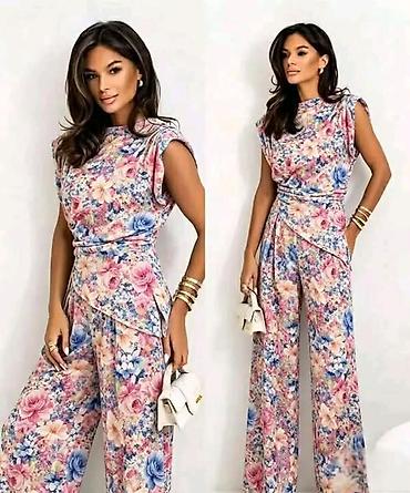 satensa: Ženski komplet – elegantni pantalone i majica sa cvetnim printom . - — 4