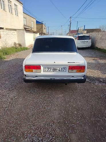 2107 tekeri: Hec bir problemi yoxdu Lada 2107, ağ rəngli sedan. Arxa tərəfdə “LADA — 1
