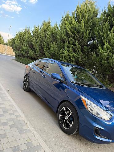 bmw g30 stop: Hyundai Accent sedan – mavi rəng, şəhər üçün ideal kompakta ölçülü — 5