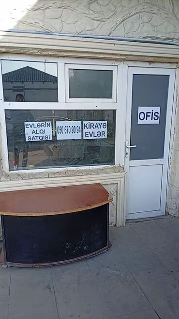 Kirayə və ya satış üçün nəzərdə tutulmuş bir əmlak ofisi. Ofisin