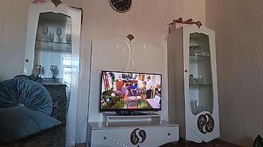 utu altlığı: Qonaq otağı üçün klassik üslubda ağ mebel dəsti Tərkib: - TV altlığı — 1