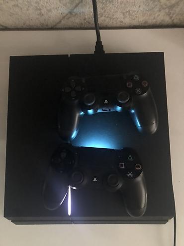 playstationlar: PlayStation 4 (PS4) oyun konsolu - Model: PS4 (orijinal şassi), ön — 1
