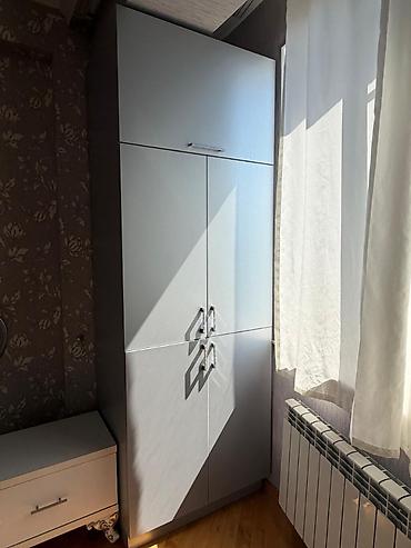Boz rəngdə hündür dolab - Minimalist dizayn, düz səthli ön panellər - lalafo.az -da Boz rəngdə hündür dolab - Minimalist dizayn, düz səthli ön panellər -