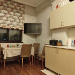 Uzunmüddətli kirayə mənzillər: 2 otaqlı tam əşyalı Kirayə ev verilir.Ev Qara Qarayev tərəfdədir.2 ci — 2