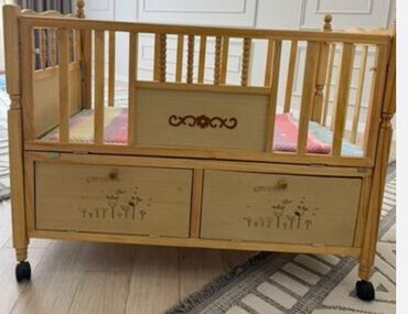 кровати детский: Детская кроватка из натурального дерева с ящиками - Материал: массив