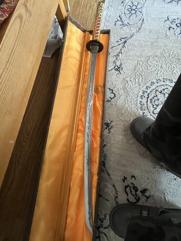 сувенирный меч: Декоративная катана в подарочном боксе. Особенности: - Полноразмерное