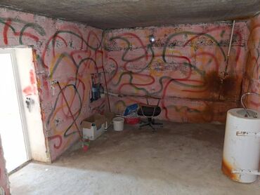 Ofislər: Təcili kupçalı yarımzirzəmi 29.3 kv. ticarət obyekti satılır! Faktiki — 4