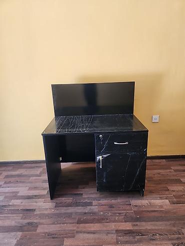 masa usdu: Qara ofis masası – mermer naxışlı üst səth və arxa panel - Material — 2