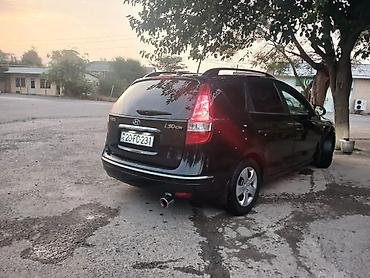 i30: Hyundai i30 CW, qara rəngli universal kuzov. Xüsusiyyətlər: - Kuzov — 3