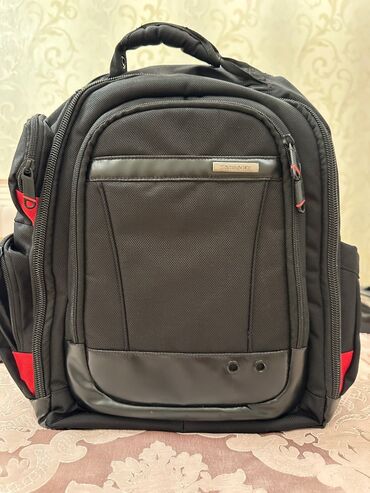 Rukzaklar: Samsonite rukzak. Iri hecimli, rahat, keyfiyyetli. Amerikadan alinib