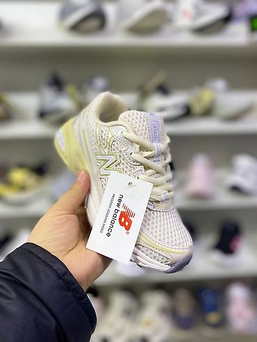 Детская обувь: Кроссовки и кеды — широкий выбор моделей на полках магазина. - — 6