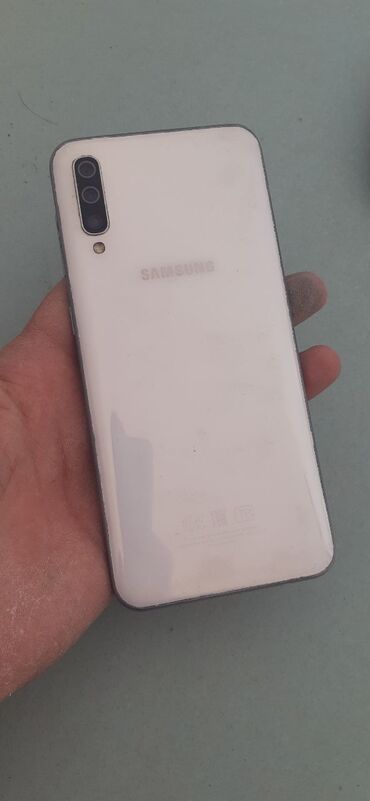 телефоны кнопачные: Samsung Galaxy A50, Колдонулган, 64 ГБ, түсү - Ак, 2 SIM