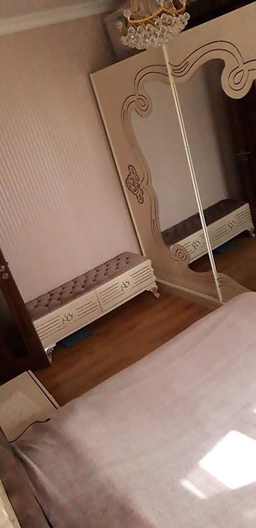 skamya sekilleri: Yataq otağı üçün zərif klassik üslubda mebel dəsti. Dəstə şəkildə — 3