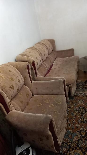 Klassik tarzda yumşaq mebel dəsti - Tərkibi: 1 ədəd üçnəfərlik divan
