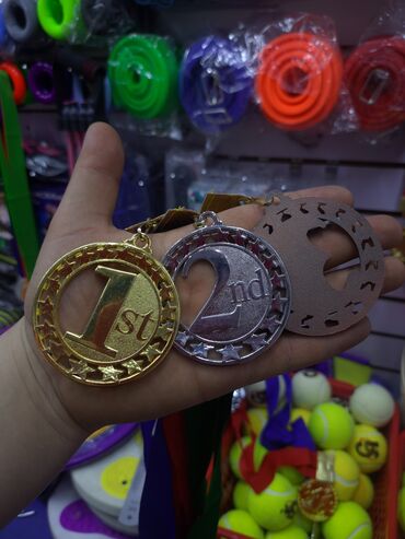 Значки, ордена и медали: Медали — 9