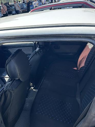 Другие автомобили: Седан белого цвета с передним приводом. Кузов классической формы, 4 — 5