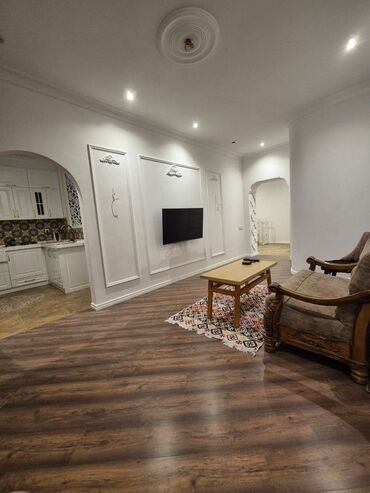 Uzunmüddətli kirayə mənzillər: SATILIR. Tibb universitetinin yani. 2 otagli 65 kv m. Mertebe 15/18 — 4