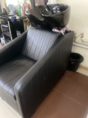 кресло парихмахерская: Продается оборудование для салона красоты Зеркало 1 шт Кресло 2 шт