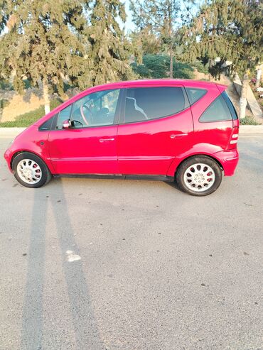 Mercedes-Benz: Mercedes‑Benz A‑Class (A140/A160 seriyasına oxşar), qırmızı rəngli, 5 — 3