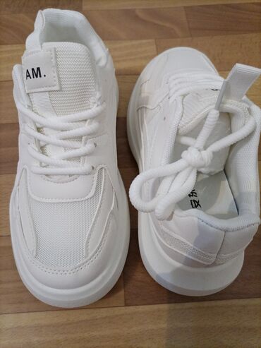 кроссы: Белые кроссы, 37 размер, новые