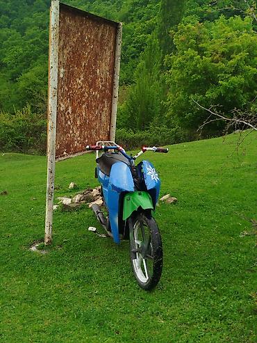 moped s50: Skuter tipli motosiklet – mavi/göy korpus, yaşıl ön qanadlı — 5