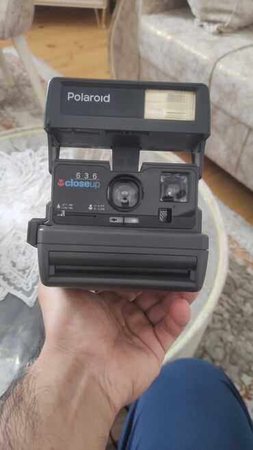 macbook air ikinci el: Polaroid 636 CloseUp ani kamerasının qara rəngli korpusu klassik