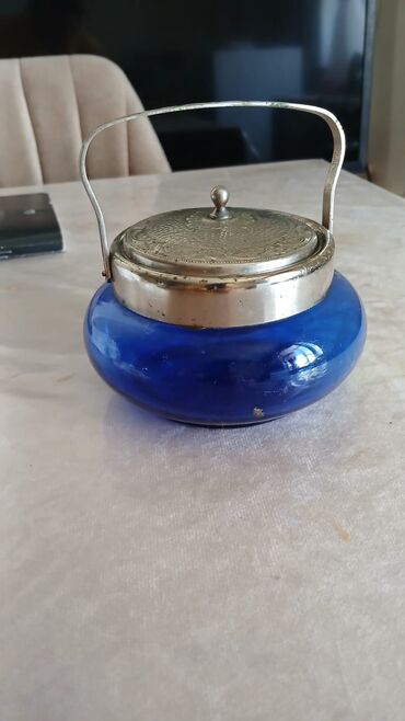 Другие аксессуары для кухни: Mavi rəngli şüşədən hazırlanmış, üzərində metal qapaq və qulp olan