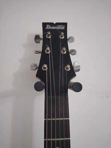 Gitare: Električna gitara Ibanez, idealna za početnike i napredne svirače. Ima — 4