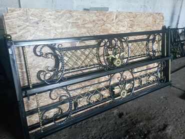 Откатные ворота: Элегантные кованые ворота черного цвета с изящными золотистыми — 10